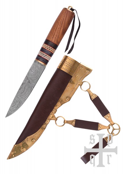 Das Wikinger-Messer aus Damaststahl überzeugt mit einem kunstvollen, mehrlagigen Muster auf der Klinge. Der Holzgriff ist mit Knochenbesatz verziert. Die Messerscheide besteht aus braunem Leder und Messing mit aufwendigen Details.