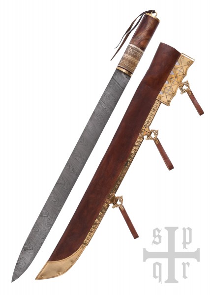 Das Bild zeigt ein Langsax aus Birka, ein Wikinger Saxmesser aus Damaststahl. Das Messer hat eine lange, geätzte Klinge und einen hölzernen Griff mit aufwändigen Verzierungen. Die Lederscheide ist ebenfalls kunstvoll gestaltet und verziert.