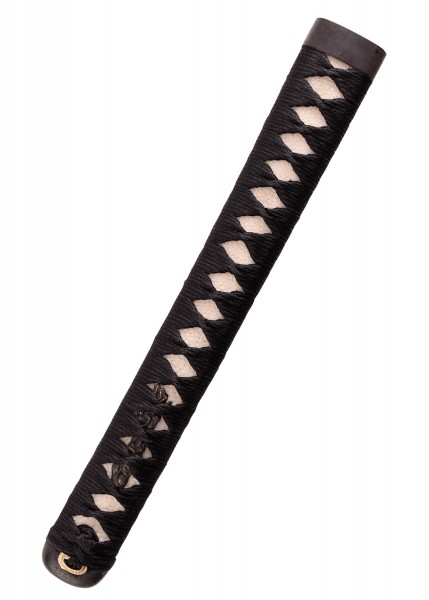 Detailansicht des John Lee Samuraischwert-Griffs mit schwarzer Seidenwicklung über einem weißen Untergrund. Die sorgfältige Handarbeit und die traditionelle Flechtweise sind auf dem Bild erkennbar.