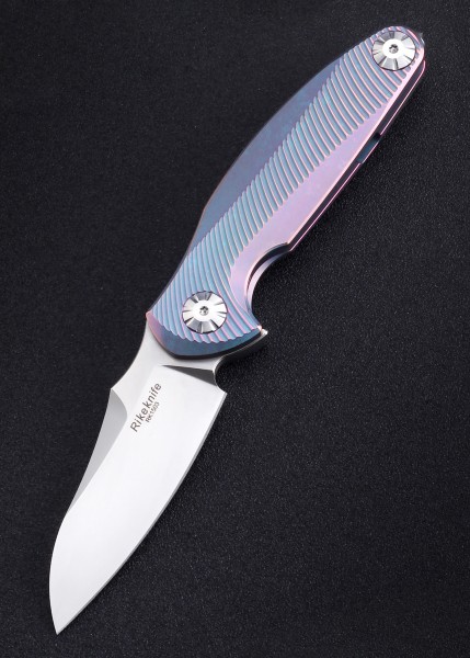 Das Taschenmesser Rikeknife 1503-PB in Lila/Blau ist ein elegantes und praktisches Werkzeug. Es verfügt über eine scharfe Klinge und einen ergonomisch gestalteten Griff, der für eine sichere Handhabung sorgt.