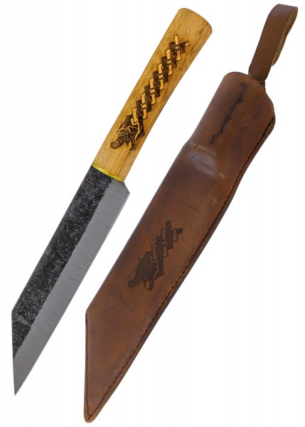 Der Norse Dragon Seax Knife von Condor ist ein handgefertigtes Messer mit einem kunstvoll gravierten Holzgriff. Das robuste, geschwärzte Blatt und die dazugehörige braune Lederscheide zeigen nordische Drachenmotive.