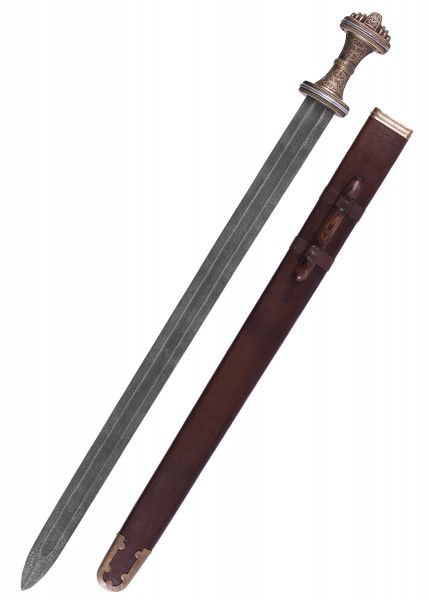 Ein angelsächsisches Schwert aus dem 8. Jahrhundert aus Damaststahl. Das Schwert hat eine kunstvoll gestaltete Parierstange und einen verzierten Griff. Dazu gehört eine braune Lederscheide mit verzierten Messingbeschlägen.