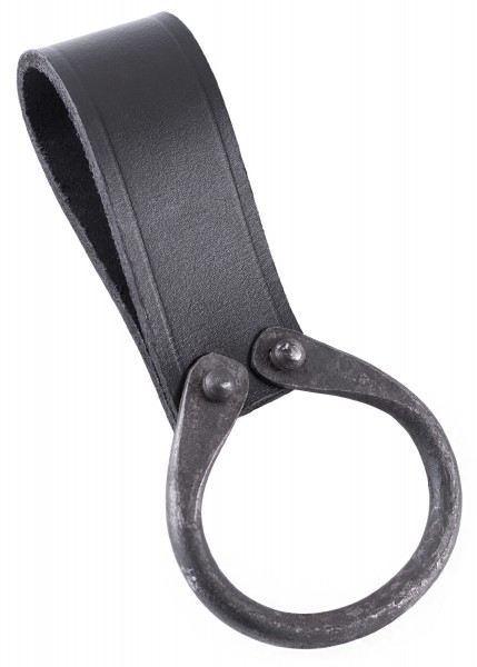 Axtgürtelhalter mit geschmiedetem Ring aus Metall und robustem schwarzem Leder. Der Halter eignet sich für Mittelalter- und Wikinger-Kostüme und ist ideal für LARP oder historische Rollenspiele.