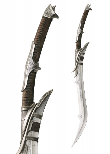 Das Kit Rae Mithrodin Schwert besitzt eine kunstvoll gestaltete Klinge mit filigranen Gravuren und eine detailreiche Griffgestaltung. Die Klinge hat eine gebogene Form, der Griff ist mit Leder umwickelt und mit metalldekoren versehen.