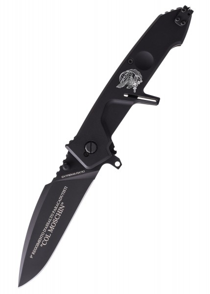 Das Extrema Ratio MF2 COL MOSCHIN ist ein schwarzes Taschenmesser. Es besticht durch sein kompakte Design, eine scharfe Klinge und eine robuste Bauweise. Auf der Klinge befindet sich eine feine Gravur mit dem Schriftzug COL MOSCHIN.