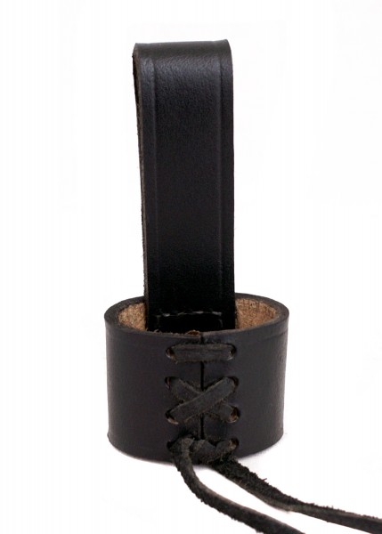 Ein größenverstellbarer Gürtelhalter für Dolche, aus hochwertigem schwarzem Leder. Das Produkt zeigt präzise Handwerkskunst mit Lederbändern, die eine feste Befestigung gewährleisten. Ideal zur sicheren Aufbewahrung eines Dolches am Gürtel.