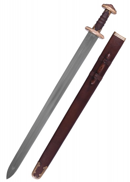Das Bild zeigt ein Sutton Hoo Schwert aus dem 7. Jahrhundert. Das Schwert besitzt eine breite, gerade Klinge und einen kunstvoll verzierten Griff. Daneben ist eine braune Scheide abgebildet, die das Schwert schützend umhüllt.