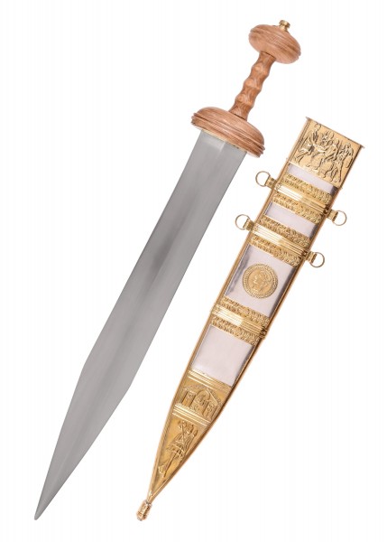 Das Tiberius Schwert wird zusammen mit einer kunstvoll gestalteten Scheide gezeigt. Die Klinge ist aus poliertem Metall, während die Scheide reichlich verziert ist und goldene Verzierungen aufweist. Perfekt für historische Reenactments.