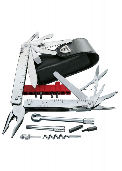 Das Bild zeigt das SwissTool X Plus Ratchet, ein multifunktionales Werkzeug aus Edelstahl mit verschiedenen nützlichen Funktionen wie Zange, Messer, Schraubendreher und weiteren Werkzeugen. Es kommt in einem eleganten Lederetui. Ein roter Organizer e
