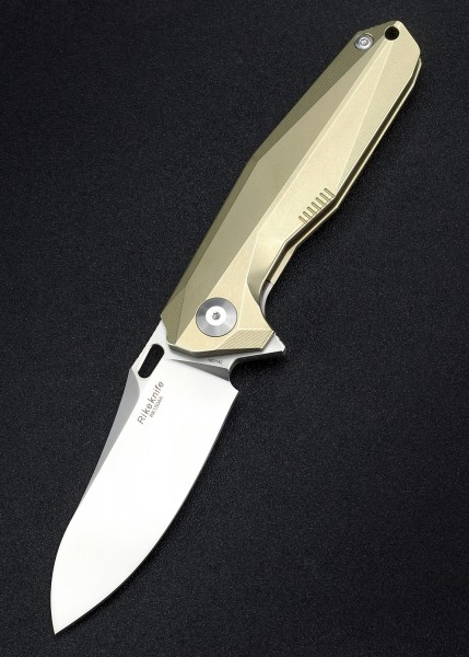 Das Taschenmesser Rikeknife 1504A-G in Gold verfügt über eine robuste, scharfe Klinge und einen ergonomisch geformten Griff. Ideal für Outdoor-Aktivitäten und Alltagsgebrauch, zeichnet es sich durch seine hochwertige Verarbeitung und edles Design aus