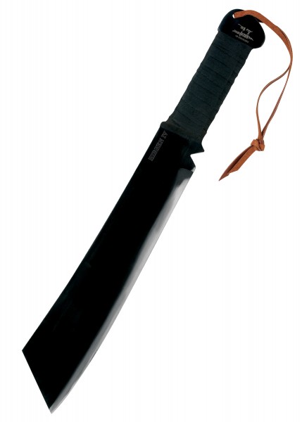 Die Gil Hibben - Hibben IV Machete mit Scheide hat eine schwarze, lange Klinge und einen schwarzen, texturierten Griff mit einer braunen Lederschlaufe am Griffende. Ideal für Outdoor-Abenteuer und robusten Gebrauch.