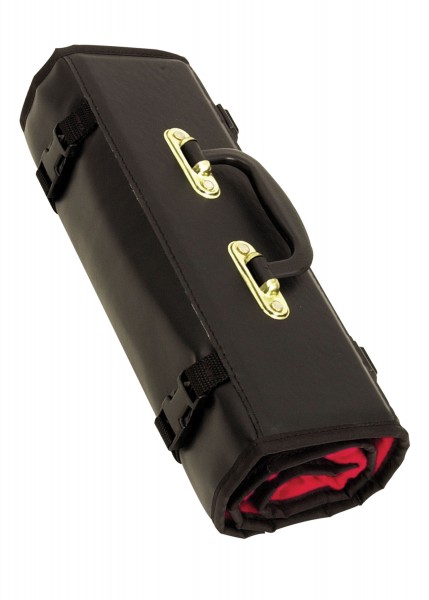 Schwarze Messer-Rolltasche mit Platz für 50 Messer, aus robustem Material, mit stabilen Schnallen und Griffen aus messingfarbener Hardware. Innenfutter in Rot, schützt Messer effizient während des Transports.